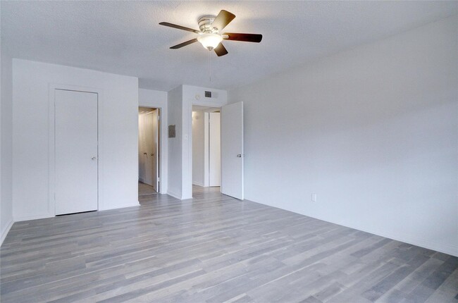 Building Photo - Move-In Ready 2 Bed Downstairs Condo- Read...