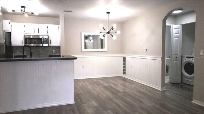 Building Photo - 8932 Manor Loop