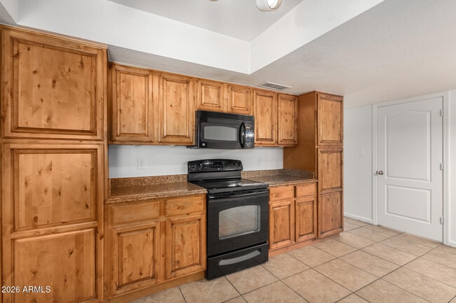 Building Photo - 3418 S Oak St