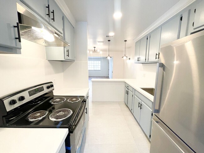Building Photo - Centrally Located Apartment with Pool!!