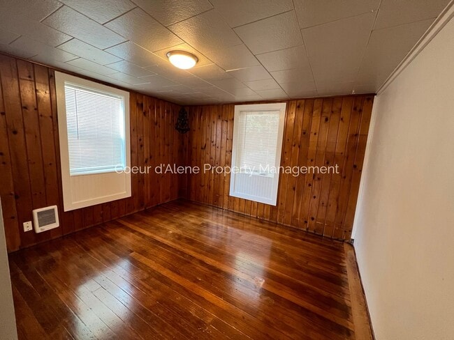 Building Photo - 2 bed, 1 bath in great Mid Town location!