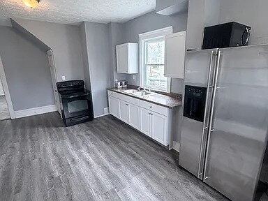 Building Photo - Spacious 6-bedroom, 3-bath home offering a flexible multi-level layout ideal for comfortable living
