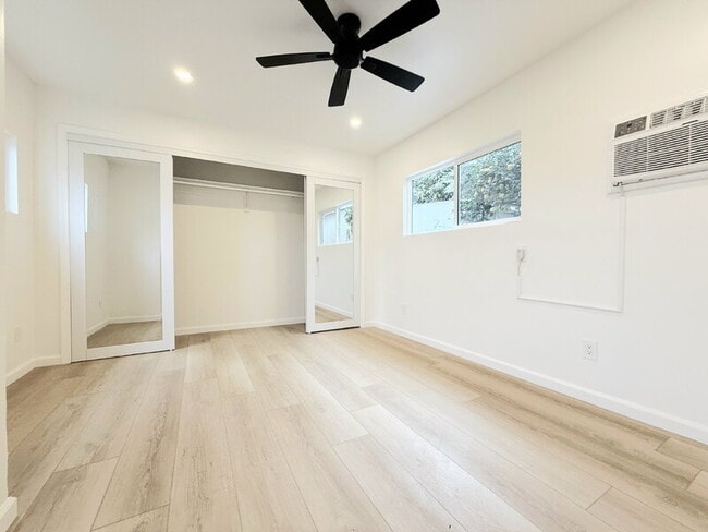 Building Photo - 1163 1/2 East 70th Street