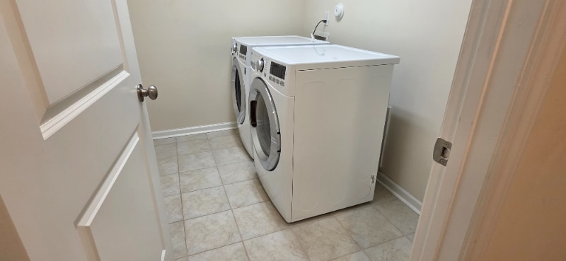 Building Photo - 1045 Benay Rd