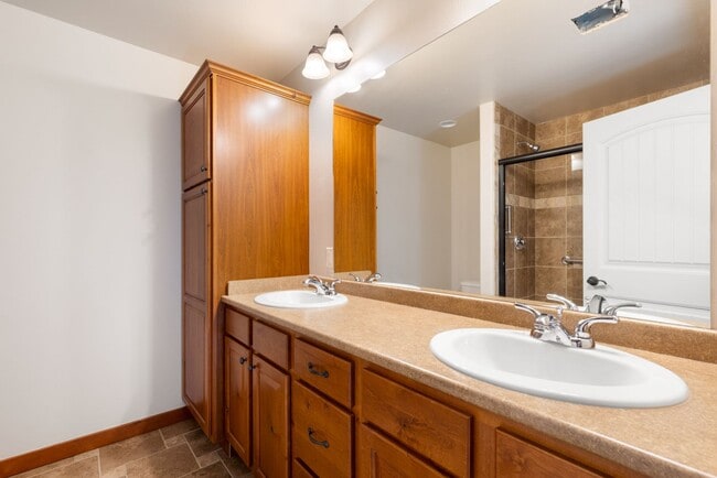 Building Photo - Spacious Single Level home with A/C & 3-car Garage