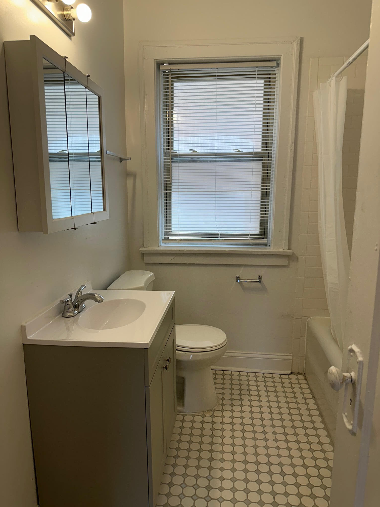 Building Photo - 1637 W Estes Ave