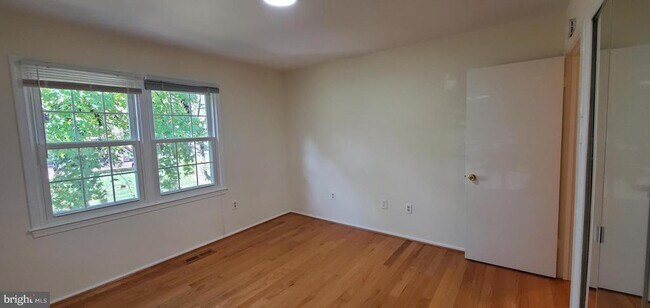 Building Photo - 972 Paulsboro Dr