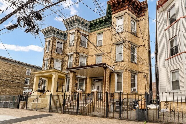 Building Photo - 393 Baldwin Ave