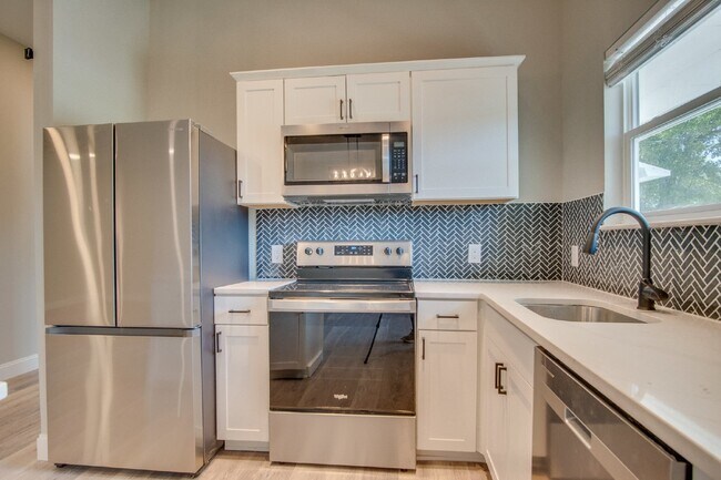 Building Photo - Modern 2 Bedroom Home Minutes from Downtow...