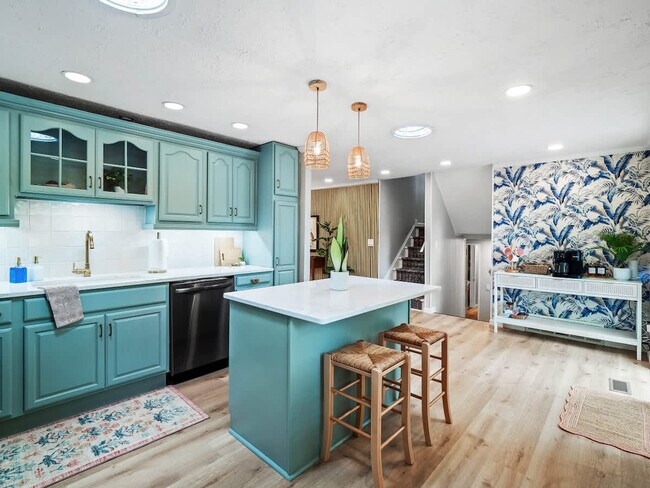 Building Photo - 5012 Hollyview Dr