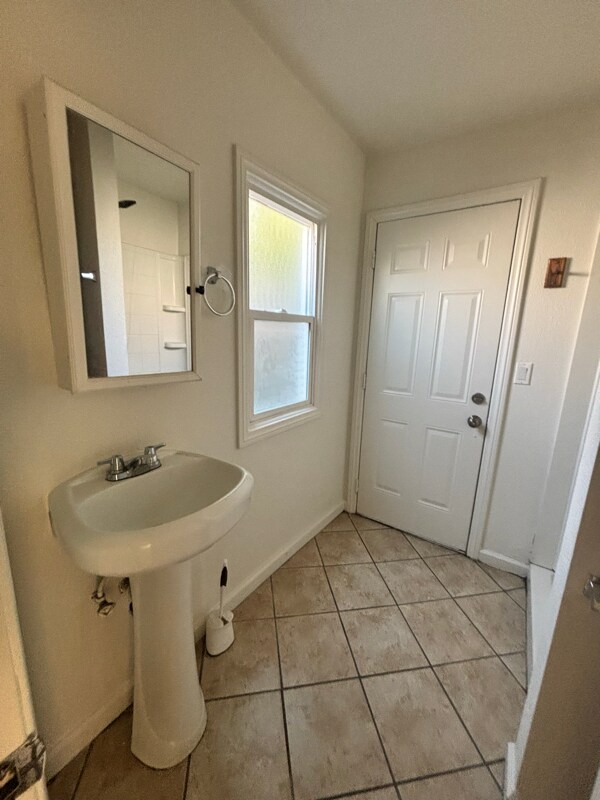 Building Photo - 1402 N Willowbrook Ave