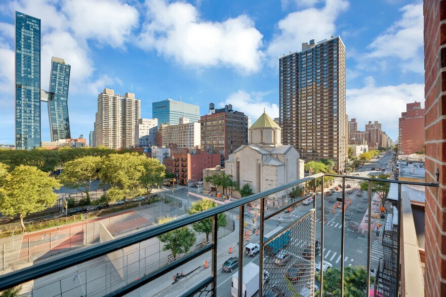 Building Photo - 659 2nd Ave