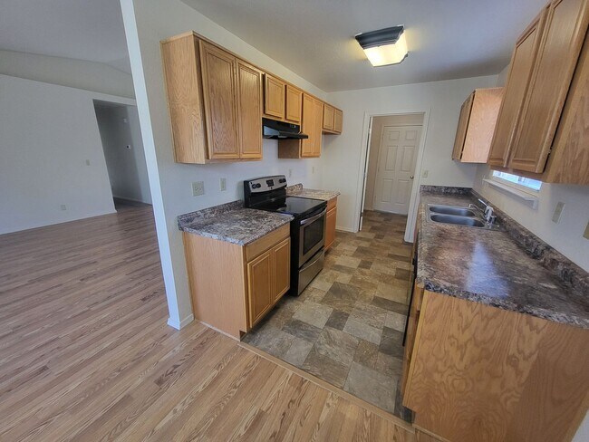 Building Photo - 996 Desert Dr