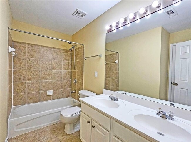 Building Photo - 1215 Clandon Pl