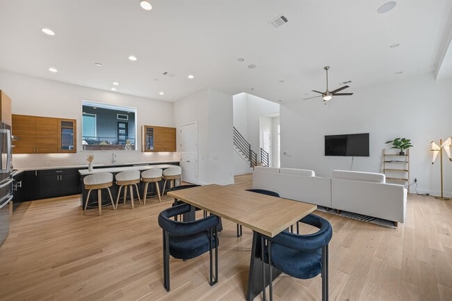 Building Photo - Beautiful Furnished Rental