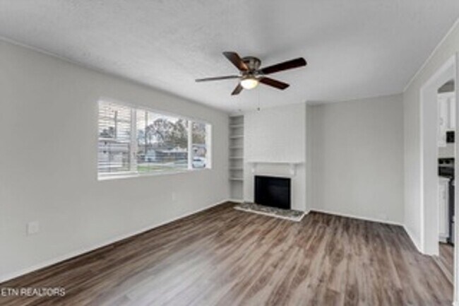 Building Photo - Oak Ridge 37830 - 2 bed 1 bath apartment - call Kathy Leveille 865-556-0370