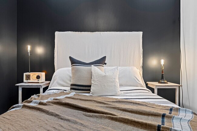 Building Photo - 505 16th Ave S