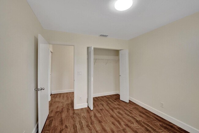 Building Photo - 949 Jade Ct
