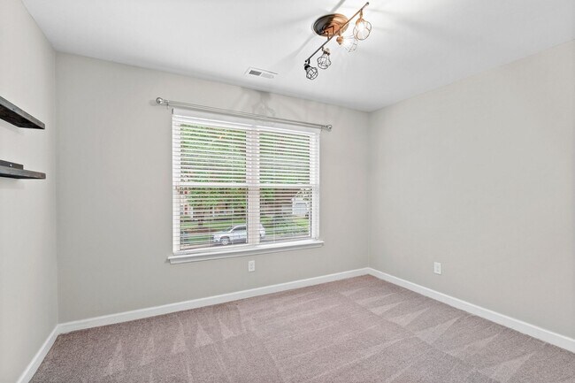 Building Photo - 4BR/2.5BA Home in Hickory School District ...