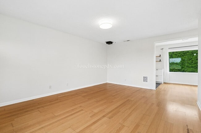 Building Photo - Updated NE Portland Home w/Fenced Yard and Upgrades!