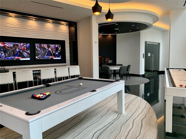 Building Photo - 851 NE 1st Ave