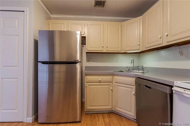 Building Photo - 612 Twin Circle Dr
