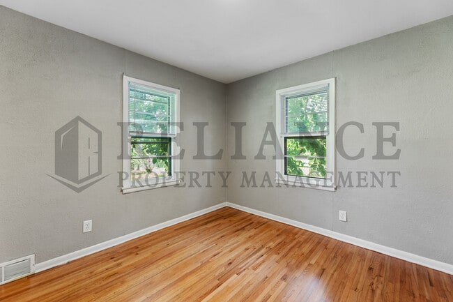 Building Photo - 2340 S Vine St