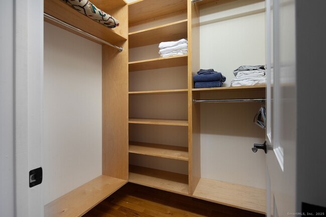 Building Photo - 31 Sharon Rd