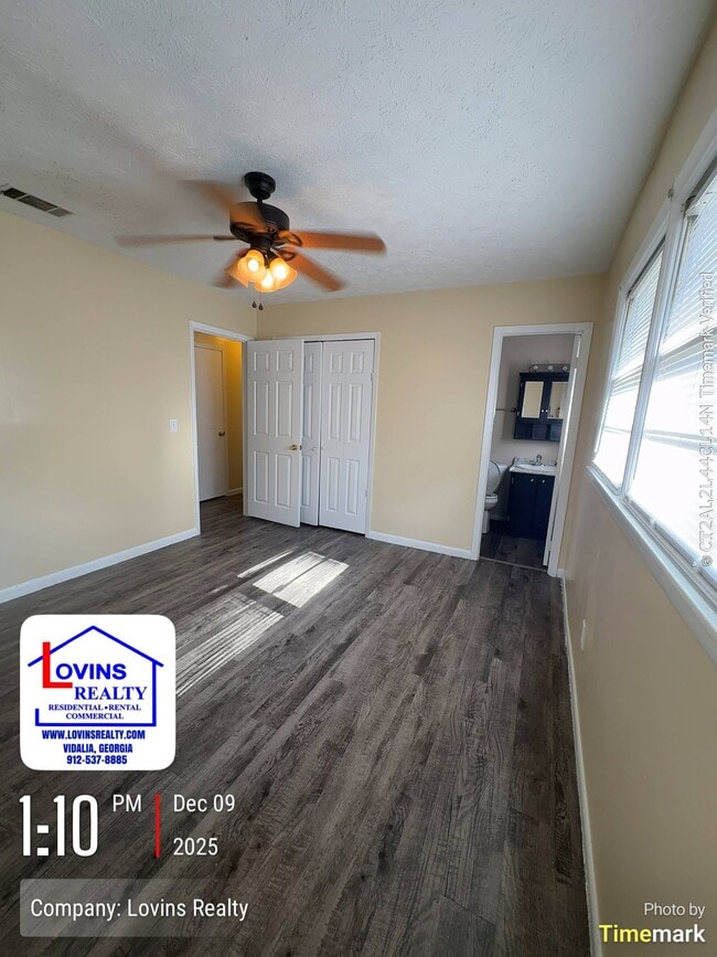 Building Photo - 2106 N Maple Dr