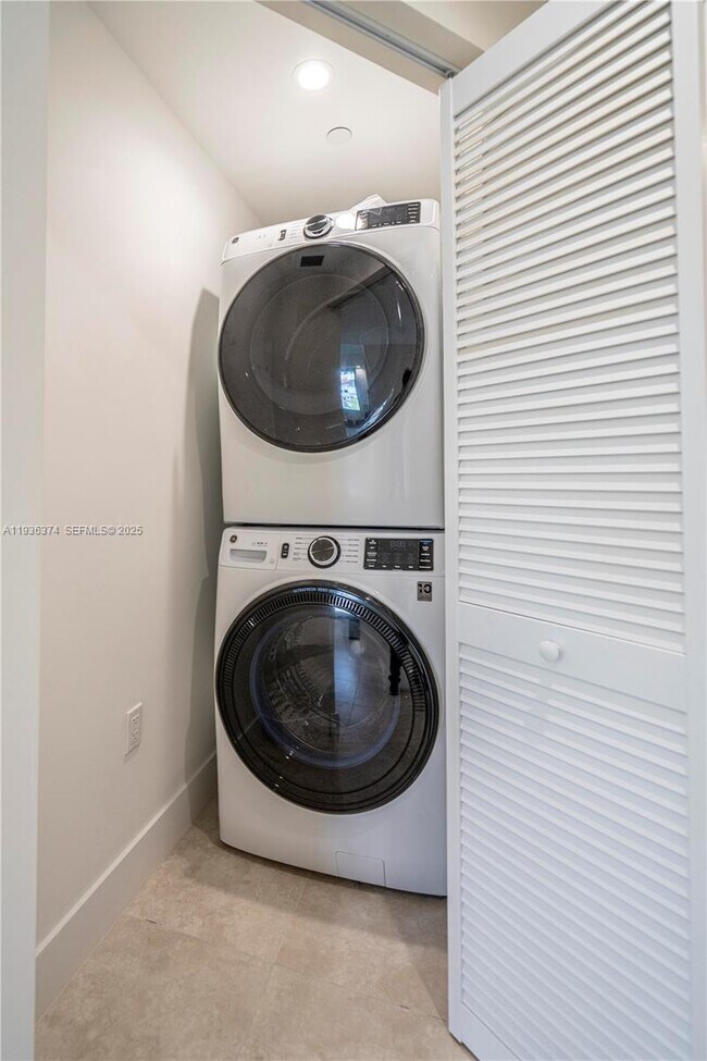 Building Photo - 1091 Galiano St