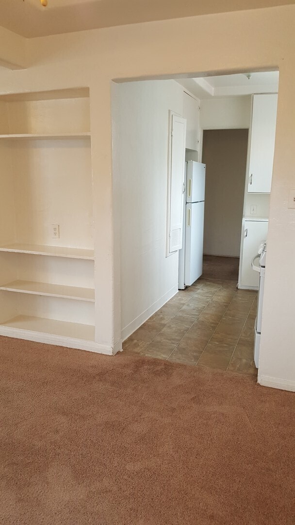 Building Photo - Charming 1bdr cottage with huge yard and garage!