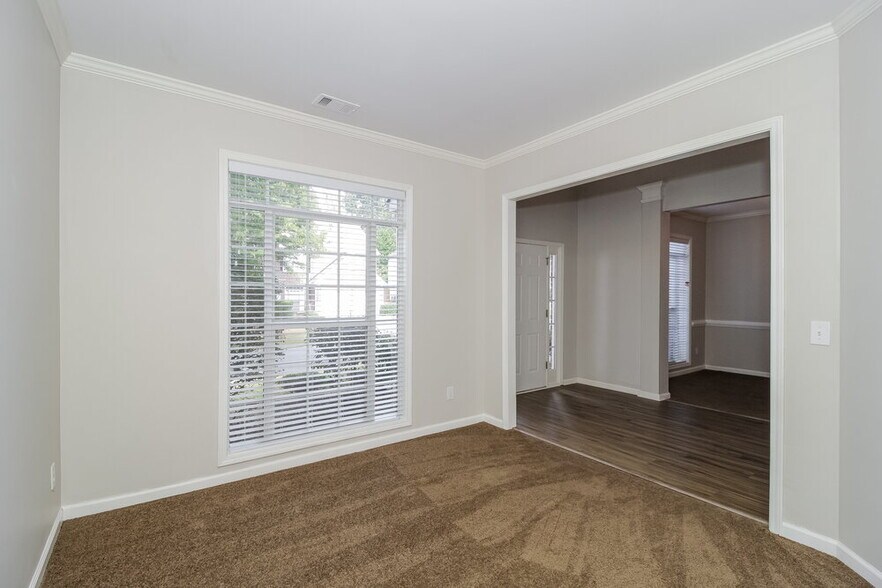 Building Photo - 1875 Eveningside Way NW