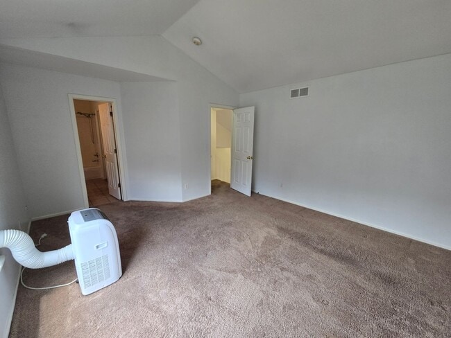 Building Photo - Great 3 bedroom townhome