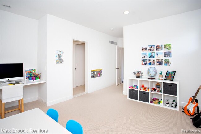 Building Photo - 25925 York Rd