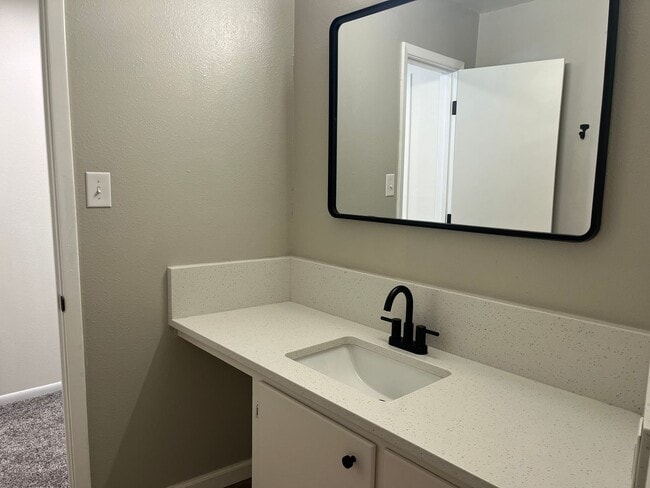 Building Photo - 2 Bed 3 Bath Townhouse on the golf course!