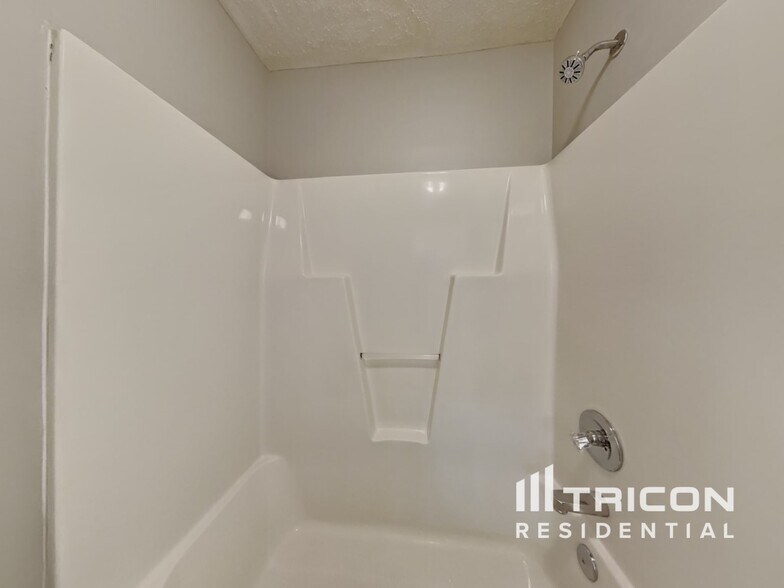 Building Photo - 2112 McKinnon Dr