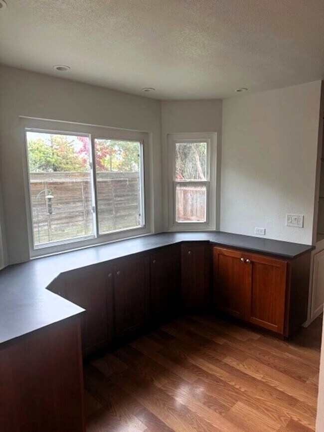 Building Photo - Beautifully Refreshed Home in a Family Neighborhood