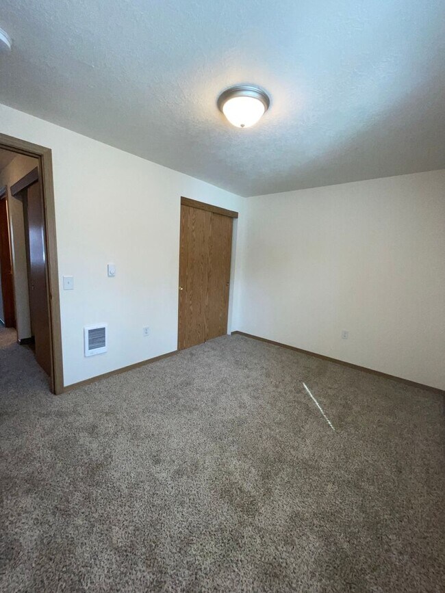 Building Photo - Rent Special: 1/2 Off June's Rent!! Ground Level Unit