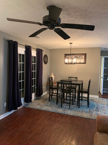 Dining area + Fenced in backyard Patio entrance - 2542 Sonar St