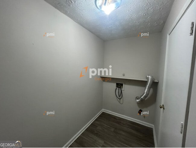 Building Photo - 667 Rae Dr SW