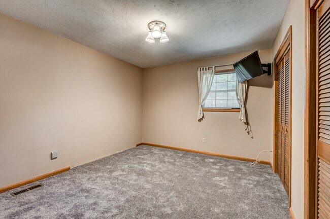 bedroom 3 - 27 Summit Cir