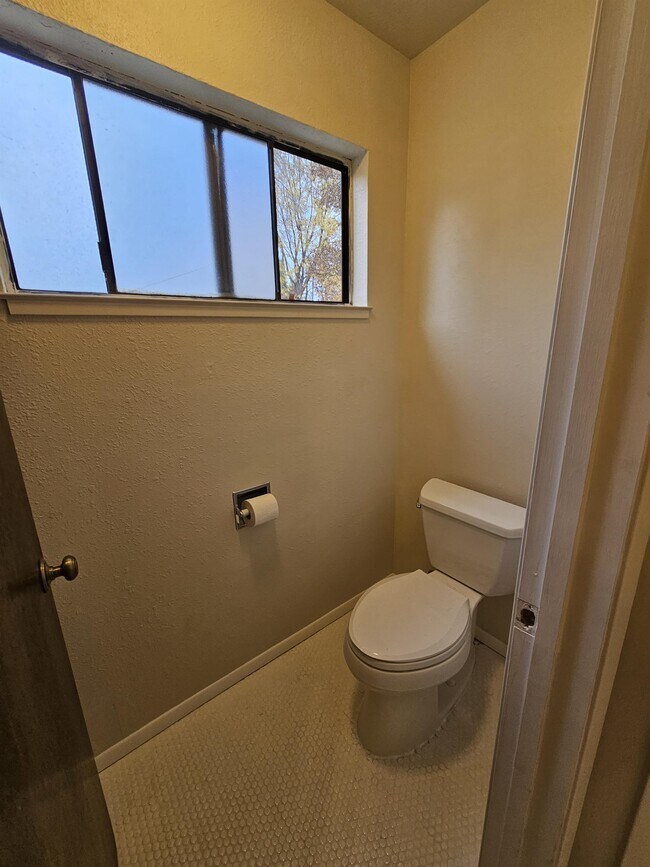 Building Photo - 812 Greenwich Dr