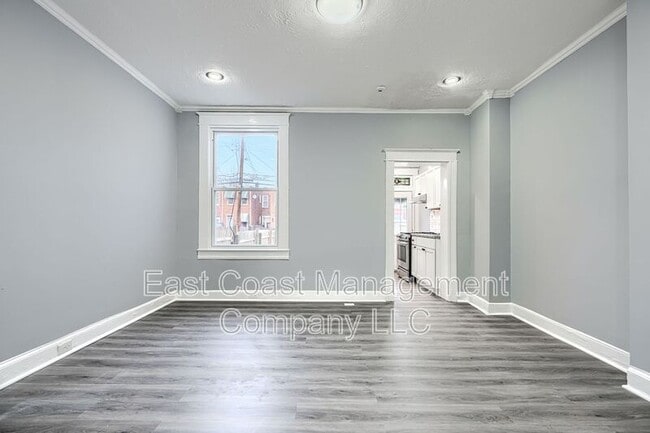 Building Photo - 3028 Kenyon Ave