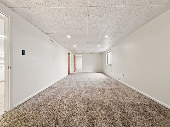 Building Photo - Large Arvada house with yard
