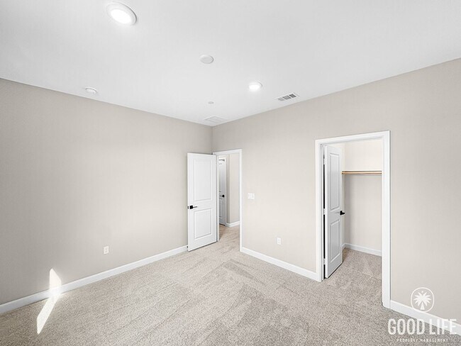 Building Photo - Never-Lived-In Modern 5BR Home with Private Backyard