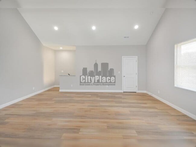 Building Photo - 2801 E Riverside Dr