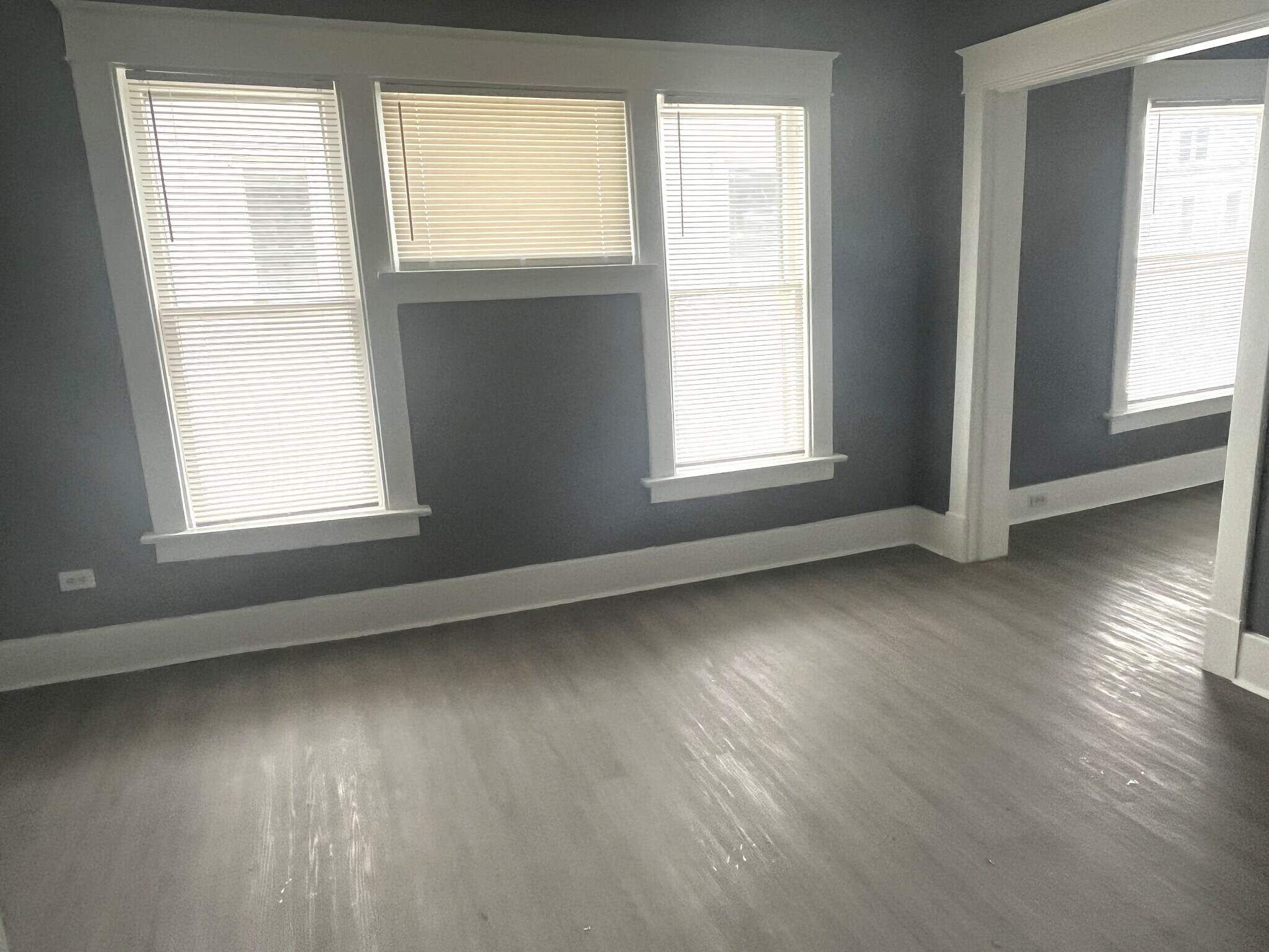 Building Photo - 548 E 7th St