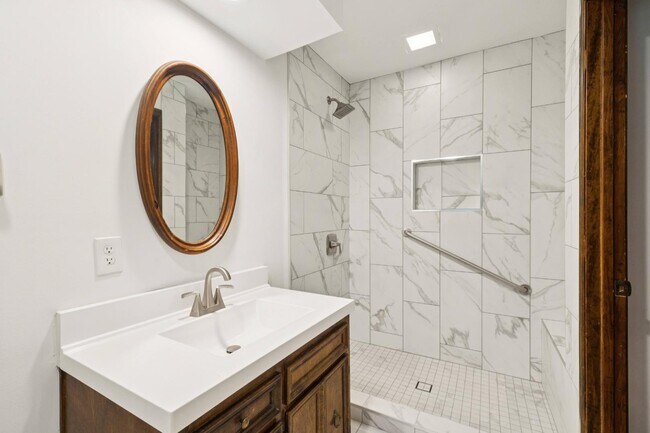 Building Photo - 1972 Sunnyside Dr