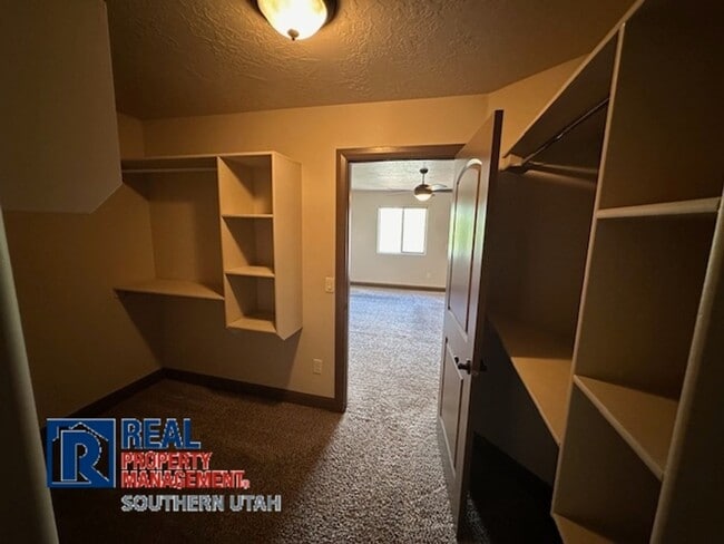 Building Photo - Washington Townhome