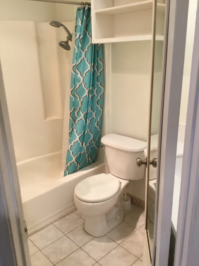 Hall Bath - 5400 Newcastle Ave